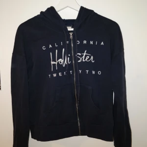  - Marinblå hoodie från Hollister i bra skick. 🤘🤘Köparen står för fraktkostnaderna.