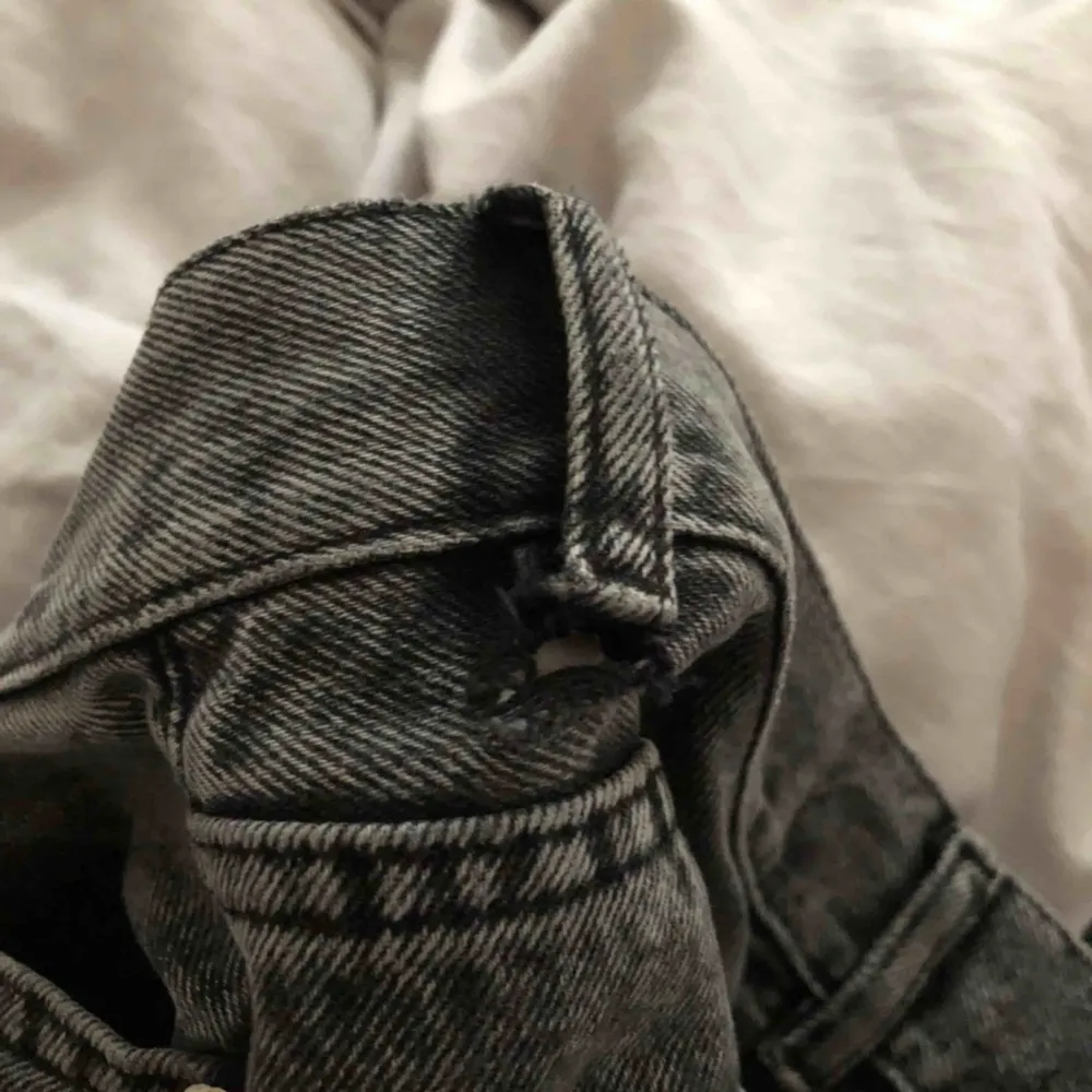 Intressekoll! Älskar dessa jeansen som heter Wide Leg från Junkyard men på grund av att dem gått sönder (se bild 3) vill jag köpa nya. Undrar om någon vill ta över dessa då jag inte har någon erfarenhet i att sy och fixa ihop dessa jeans. . Jeans & Byxor.