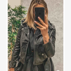  - Skinnjacka från Dennis Maglic. Fick den som present den är aldrig använd. Köpt för 1300. Pälsen går att ta bort Säljer den för 700 pris kan diskuteras 