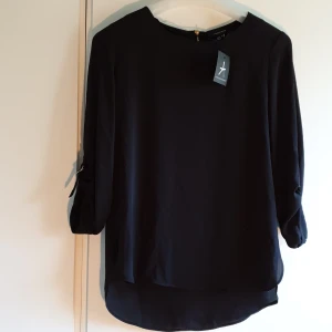 Ny blus - Svart blus med lappar kvar. Köparen står för frakten. 