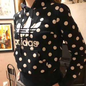  - Cool adidashoodie med vita prickar. Den är mjuk inuti och har en snygg luva. 