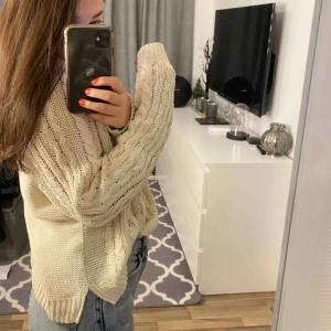  - Snygg tröja från hm som inte kommer till användning. Färgen är krämvit. Priset går att diskutera. Frakt tillkommer💕