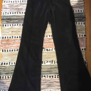  - Manchester byxor från Zara, gråa. Sitter rätt tajt om låren o sen blir dem vida längs vaderna. Väldigt snygga, säljer pga för små. Köparen står för frakt.