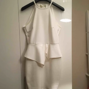  - Klänning som både funkar till student och fest, endast använd en gång! 