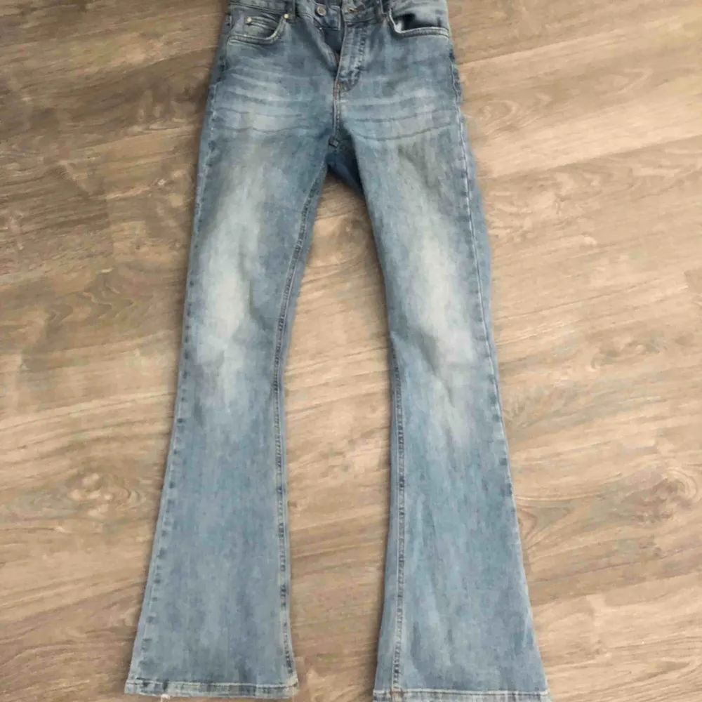 Super fina bootcut jeans knappt använda och säljs för dem är för små Köparen står för frakt . Jeans & Byxor.