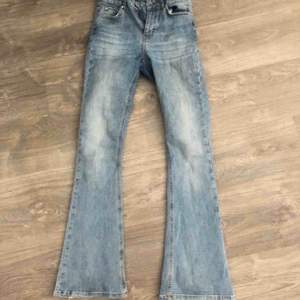 Super fina bootcut jeans knappt använda och säljs för dem är för små Köparen står för frakt 