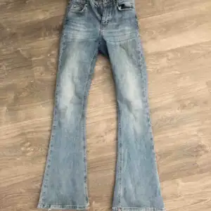 Super fina bootcut jeans knappt använda och säljs för dem är för små Köparen står för frakt 