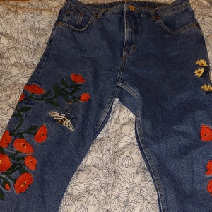 jeans från Monki - Det är med stor sorg som jag säljer mina absoluta favorit byxor pga alldeles för små för mig. De är i väldigt bra skick och sitter jätte bra. Detaljerna är helt suveräna och snygga. Byxmodellen heter Kimono high relaxed (CN 170/76A).