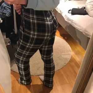  - Super snygga och mysiga pyjamas byxor kan användas till vardagen går o styla till nästan allt, är herr storlek S så sitter som ett M på mig. Frakt ingår ej