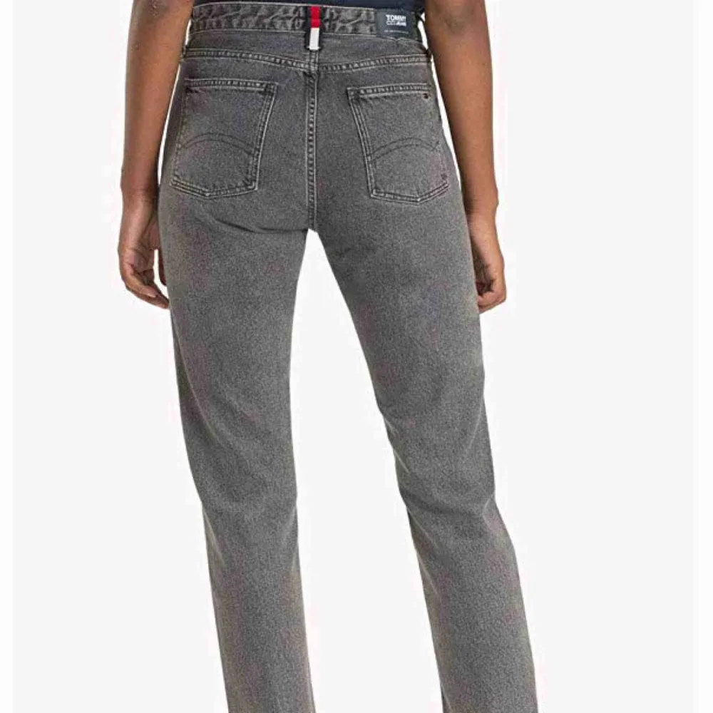 Tommy Jeans i modellen ”High Rise Slim Izzy”. Köpte dem pinsamt dyrt för typ 2000 kronor men de används aldrig av mig längre. Storlek 27/30 och därför perfekt om du är runt 160, funkar om du är längre förstås men då blir det ankelängd. . Jeans & Byxor.