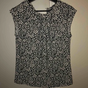  - Söt blommig topp från Stockholm LM, köpt på MQ. Storlek xs. Prislappen kvar, aldrig använd. Köpare står för frakt🍃