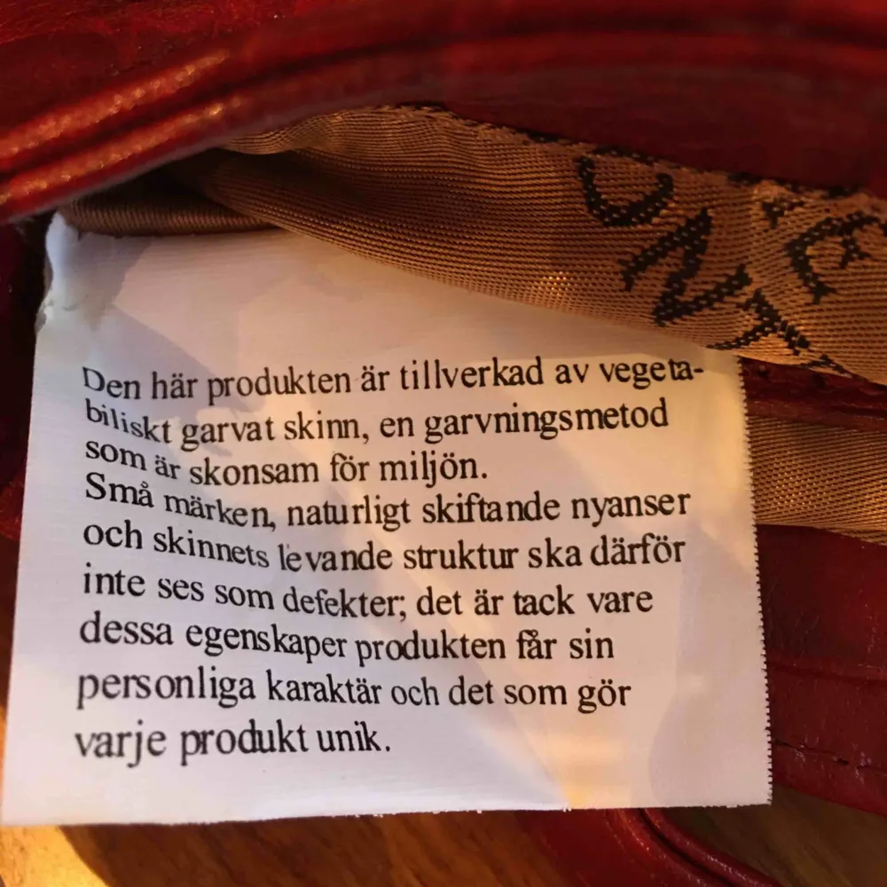 Vinröd liten väska med magnetknapp och flera små fack för förvaring. Den är knappt använd. Längden på axelbandet går att justera. Materialet är veganskt. Texturen och mönstret är superfint🌷🌻🍃. Väskor.