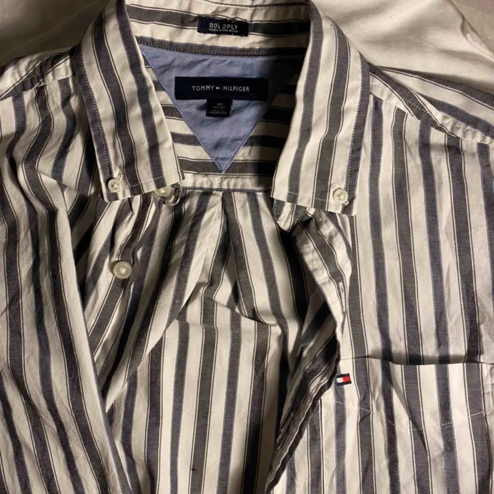 Vintage Tommy Hilfiger-skjorta! Vit- och grårandig i storlek XS. Skulle snarare säga att det är en S, så det är herrmodell. 80-talsstruk. . Skjortor.