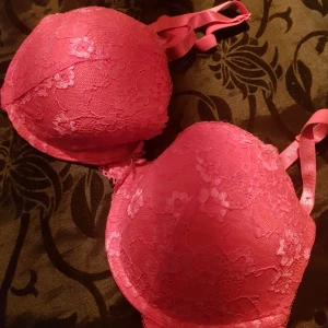  - Aldrig använd. Rosa strl 80 C. Köparen står för frakt.