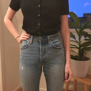  - Säljer dessa Levis jeans i en snygg mellantvätt. Tyvärr är de för små för mig, de är sparsamt använda 🥰 Jeansen är i modellen 501, skinny. Köparen står för frakten 
