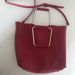  - Väska i konstskinn från Zara, ej dragkedja. Nyskick! 250:- inkl frakt, tar Swish. 