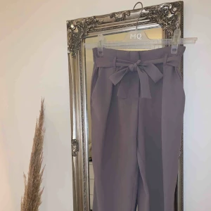  - Gråalila kostymbyxor från river island. Jättefina och endast använda fåtal gånger. Sitter tight vid rumpan och lår men lösare vid benen. 