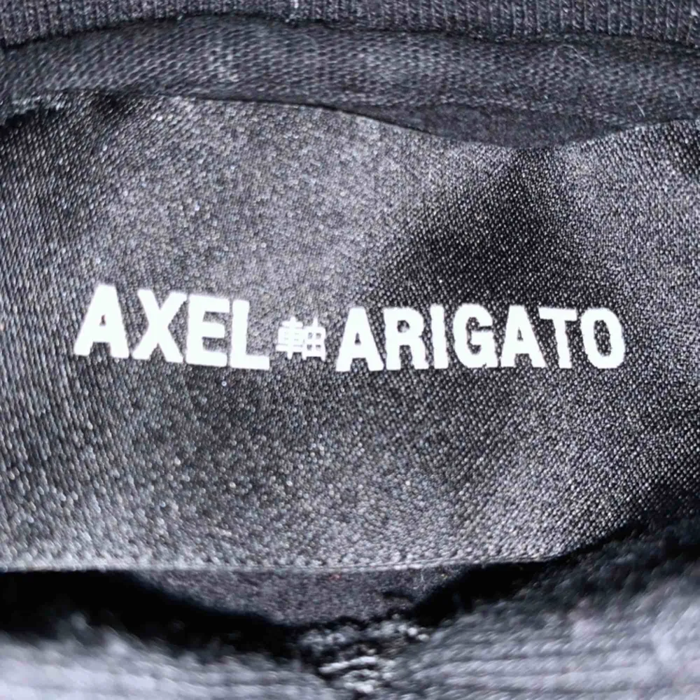 Hej säljer en svart Axel Arigato hoodie, aldrig använd pga den är för stor, skick: 10/10, påse och Arigato sushi sticks ingår vid köp av hoodien (köpt för 2000 kr) (priset kan diskuteras) . Hoodies.