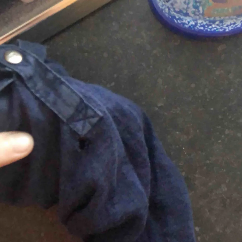 Massimo dutti tröja som är köpt för 500 men säljer för 150 pga ett litet hål i ena armen, syns dock verkligen inte! Lovar💜 pris kan oxå diskuteras , frakt tillkommer på 30 kr . Stickat.