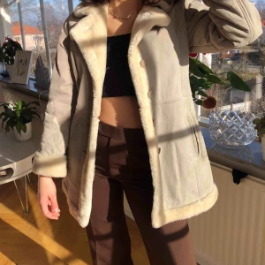  - 100% mocka jacka köpt på second hand men i superbra skick ⭐️ Jättemysig och varm. Aldrig använd av mig🥰