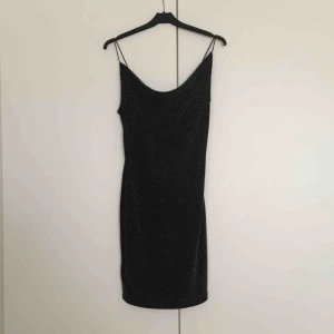  - Svart klänning med silver glitter. Använd en gång. Strl 36. 📬 Frakt 55 kr