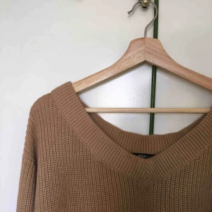  - Off shoulder stickad tröja, sparsamt använd  Storlek M 