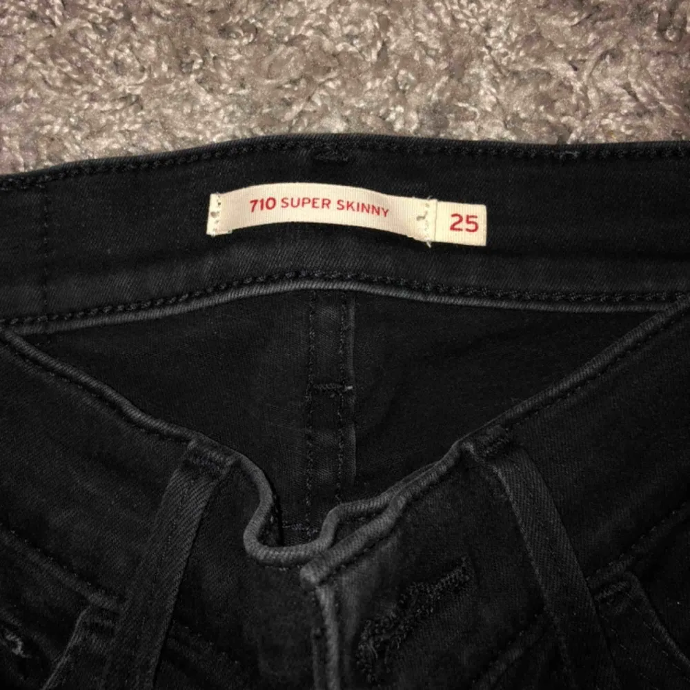 Svart/gråa 710 jeans från Levi’s, använda ett par gånger men för små nu! Köpare står för frakt😊 köpta för 900kr. Jeans & Byxor.