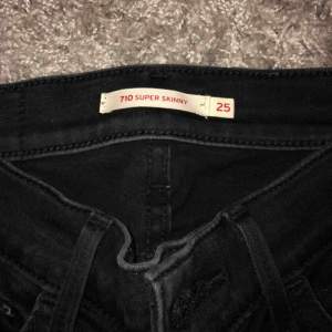 Svart/gråa 710 jeans från Levi’s, använda ett par gånger men för små nu! Köpare står för frakt😊 köpta för 900kr