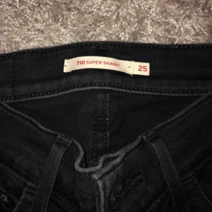  - Svart/gråa 710 jeans från Levi’s, använda ett par gånger men för små nu! Köpare står för frakt😊 köpta för 900kr