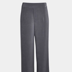 raka byxor - Tygbyxor från BikBok, högmidjade och rak modell. bekväma men inte min stil! 120kr + frakten🤍🤍