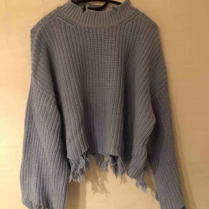  - Cool grå/blå rippad tröja från Gina tricot i storlek XS men passar mig som vanligtvis har S/M. Priset är inkl frakt och betalning via swish✨