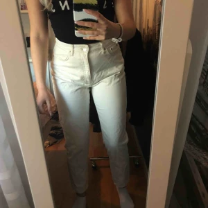  - Säljer dessa för att jag har massa vita byxor, skulle säga att dom passar både 36/34 också beroende på hur lösa man vill ha dom, jag har vanligen 36 i strl men dessa passade perfekt. Har använt dom en gång vid ett speciellt tillfälle, så de är som nya!