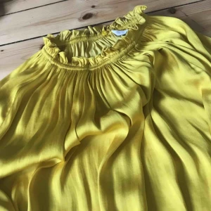  - Är strl 36 men är mer som en 38 Jättefin satin liknande topp