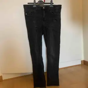 Snygga jeans med en perfekt passform runt rumpan. Något kortare i modellen, är endast 163 cm och de går 10 cm över fötterna. 