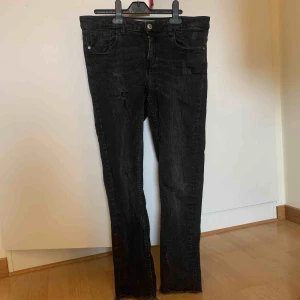  - Snygga jeans med en perfekt passform runt rumpan. Något kortare i modellen, är endast 163 cm och de går 10 cm över fötterna. 