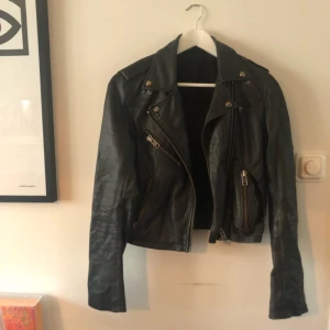 - Skinnjacka från topshop. Snyggt Använd men är en reva runt ena fickan därav det billiga priset.   Nypris ca 2000kr