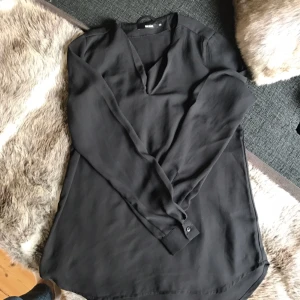  - Söt svart blus 