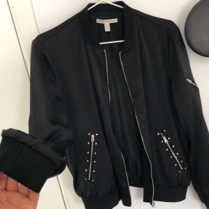  - Kaxig bomber i Silke. Storlek M men mer som S. Endast prövad. 