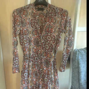  - Tunika/blus med knäppning fram stl 38. Köparen står för ev frakt 