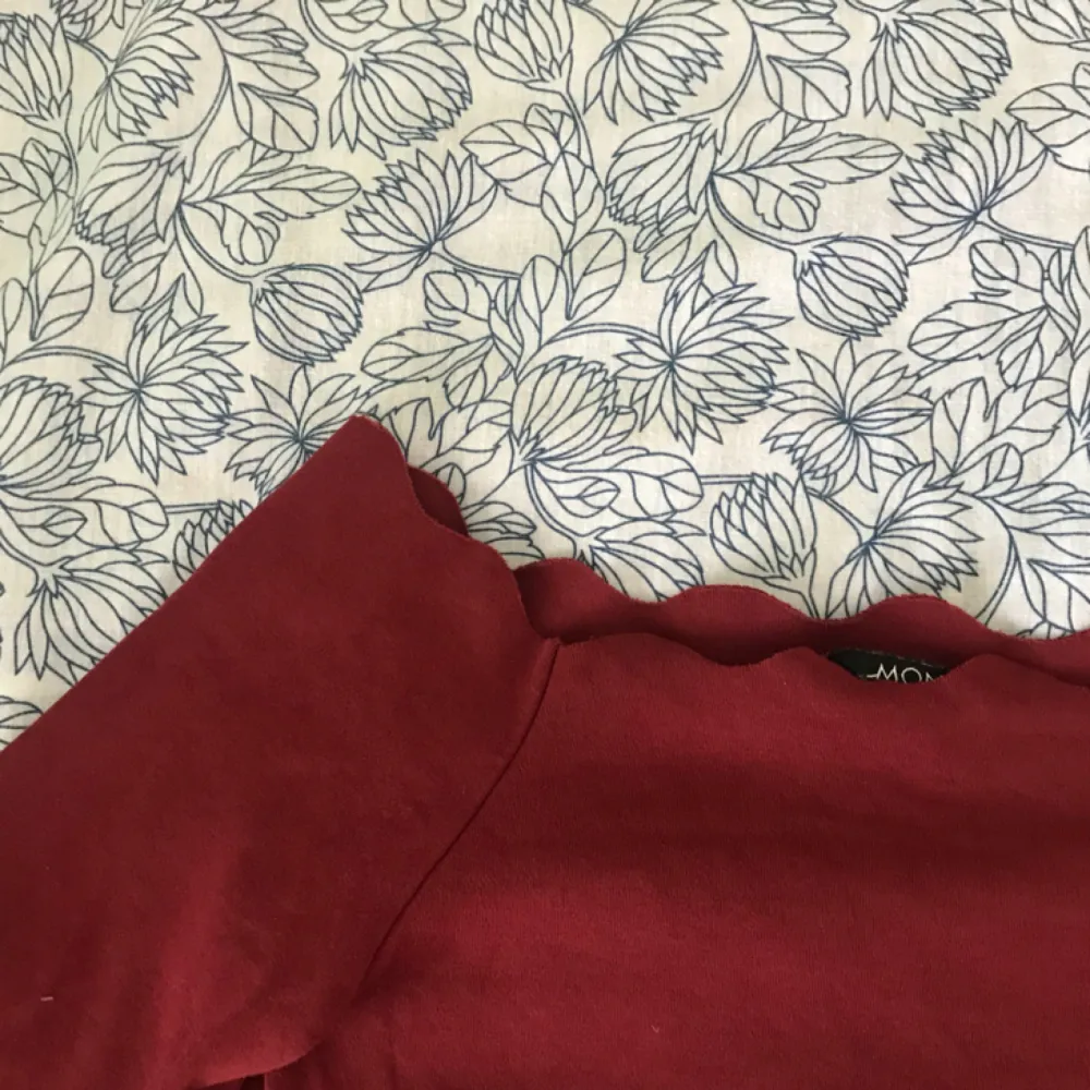 Röd tröja från Monki, off shoulder, storlek S. + frakt, som köparen står för. Toppar.