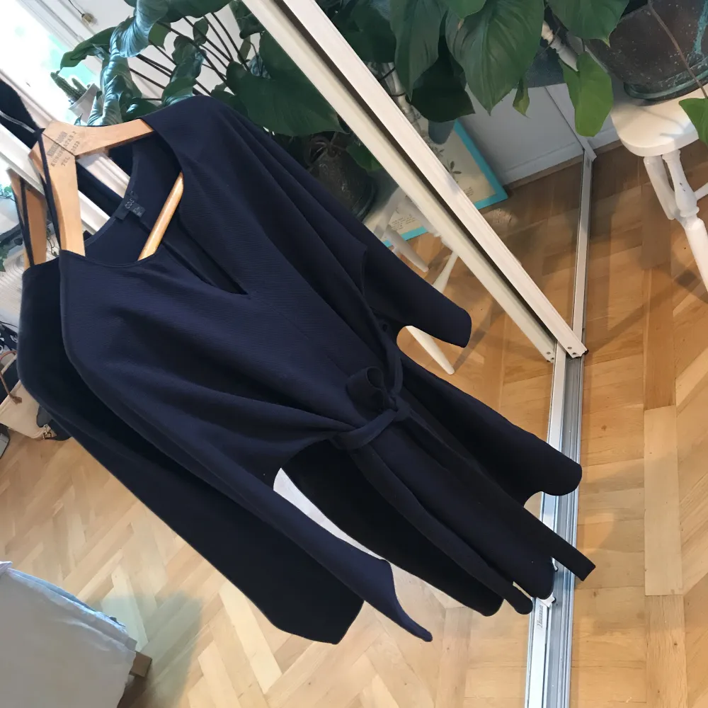 Mörkblåa finaste klänningen från Cos som är använd ett fåtal gånger. Mjukt och lite grövre tyg 💙 som ny! . Klänningar.