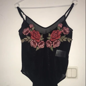  - Superfin body använd en gång! Lite stretchigt tyg passar nog XS-S och M! Sitter verkligen på plats sjukt nog! ⭐️ möts upp i Sthlm eller fri frakt :) 