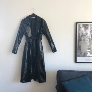  - Dubbelknäppt trenchcoat i lack (PU läder) från NA-KD – i nyskick. Ballaste jackan som lyfter vilken outfit som helst!  Inköpspris 900 kr och helt slutsåld på sajten. 💖