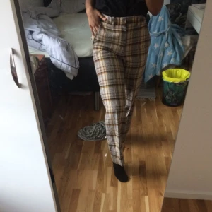  - Rutiga tweedbyxor köpta secondhand. Står inte storlek, men midjan är runt 30 tum och uppskattar dom till en Medium. Sjukt snygga och i bra sick, men tyvärr för stora för mig :(  Möts upp i uppsala, skickas mot fraktkostnad 💌 (pm för frågor om plagget)
