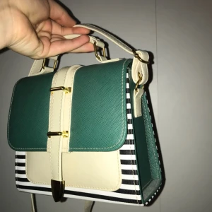  - Söt oanvänd axelväska inköpt i Berlin för några somrar sedan ☀️ köpte den på infall men det är inte riktigt min stil :-)