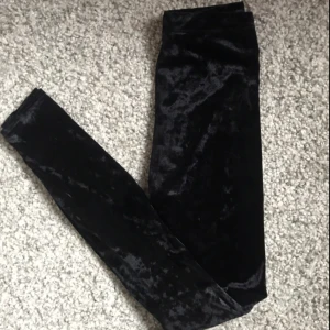  - Helt nya svarta sammetstights från MONKI! Köpta för 199 kr på MONKI ✨✨