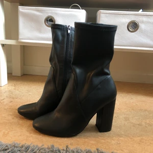  - Ett par snygga klackar från Nelly, passar till allt. Har endast används vid max 3 tillfällen så de är så gott som nya! 