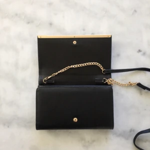  - Jättefin clutch med avtagbart axelband. Använd en gång.