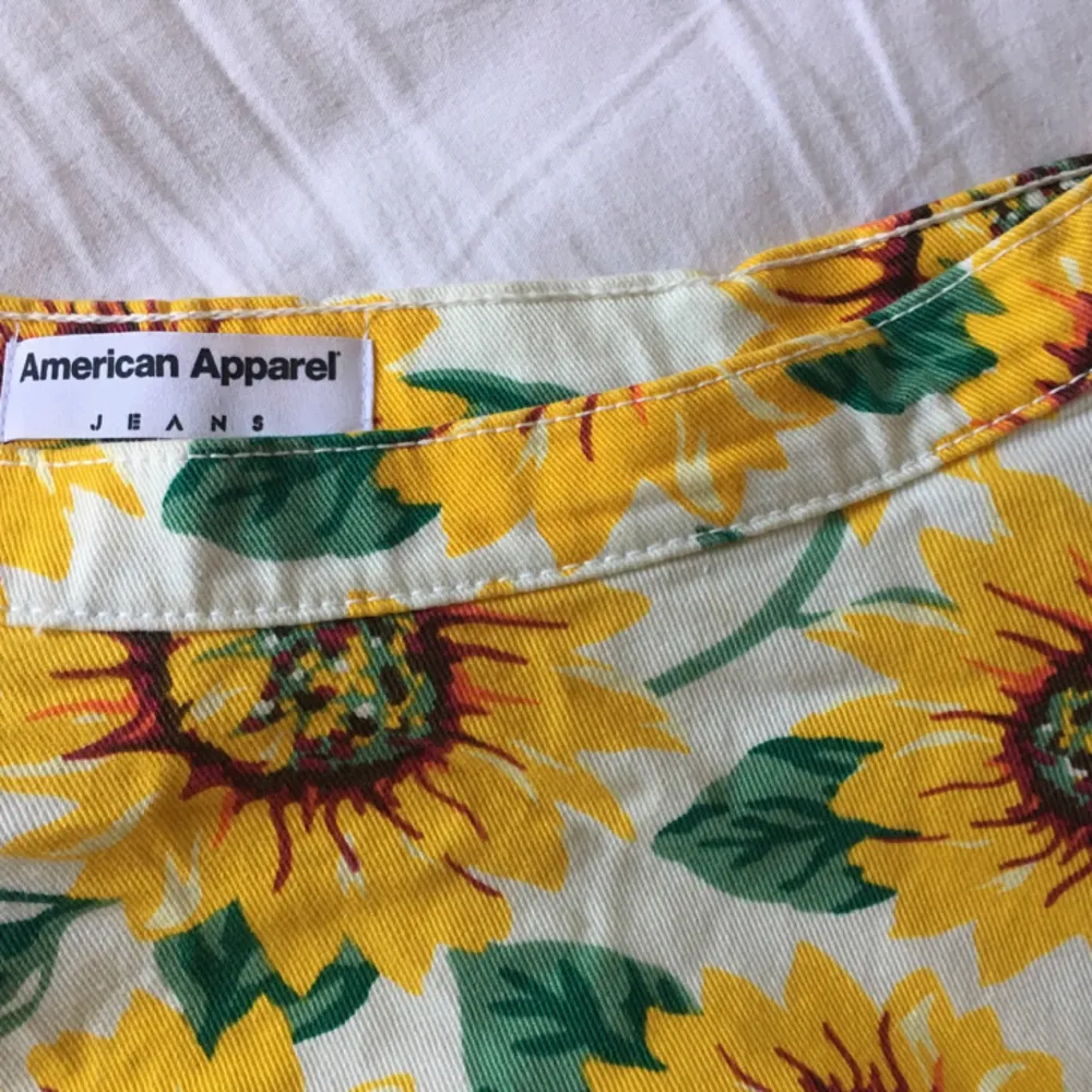 Jeanskjol från american apparel som knappt är använd. På bilden håller jag ihop den i midjan lite eftersom att den är för stor för mig, så man ska kunna se hur passformen är. Frakt ingår,  betalning genom swish🌻. Kjolar.