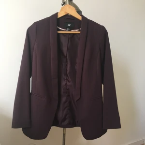  - H&M XS/S Maroon Kavaj. Aldrig använd. Kan mötas upp i Stockholm eller står du för frakt 58kr🌻